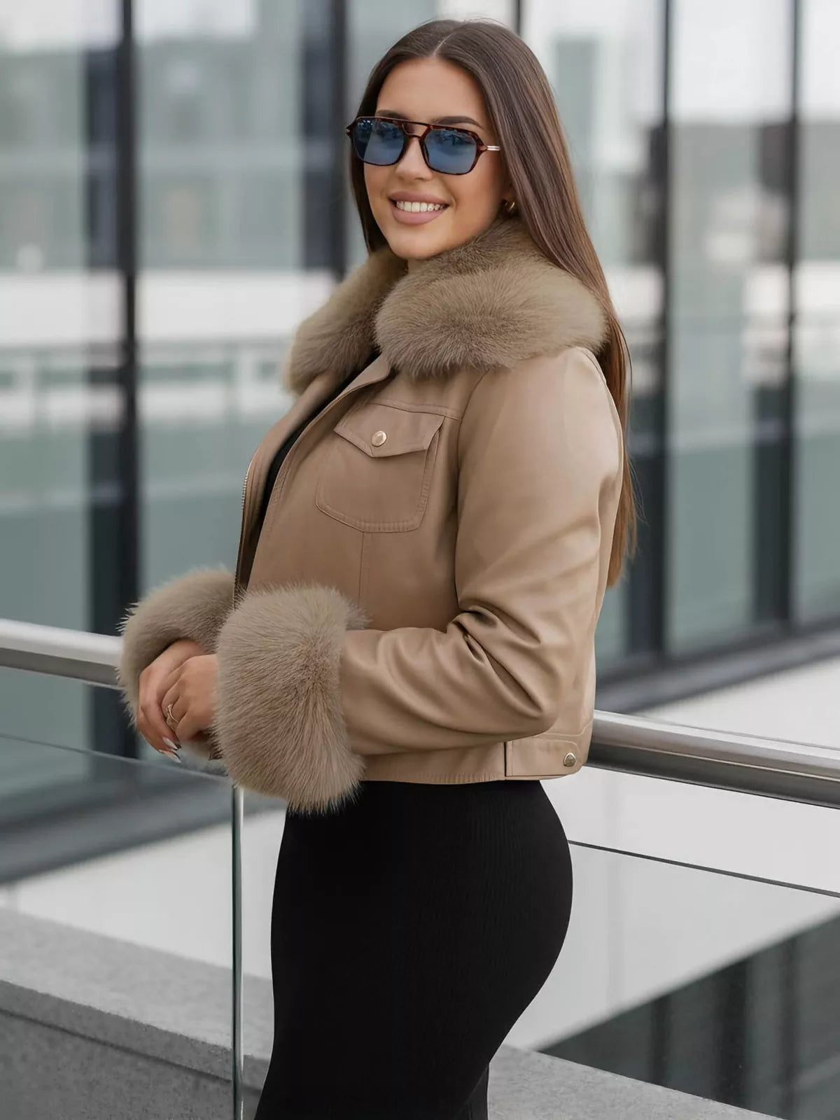 Moteriška rusva odinė striukė su kailiuku Portal